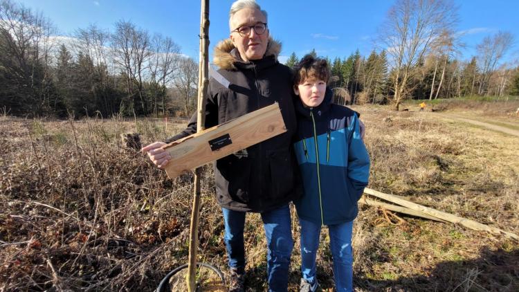 Der Vorsitzende der Binger FDP, Dr. Paul Mounts, freut sich mit seinem Sohn Felix über den FDP-Baum